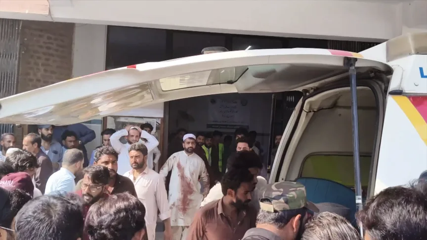 Pakistan'da cami yakınındaki patlamalarda hayatını kaybedenlerin sayısı 23'e yükseldi