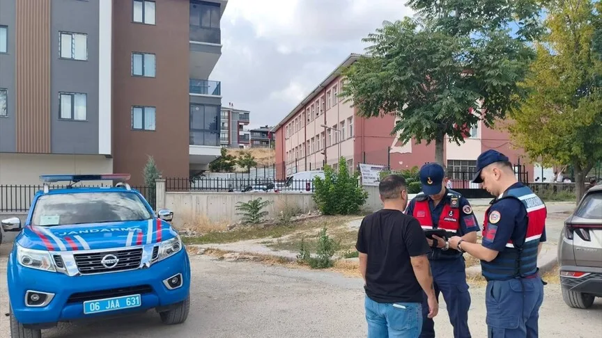 Ankara'da jandarma okul çevrelerinde denetimlerini sürdürüyor