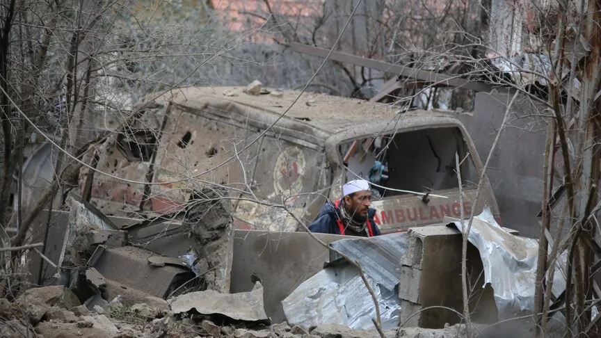İsrail, Lübnan'ın güneyinde saldırı bölgesine giden ambulans ekibini hedef aldı