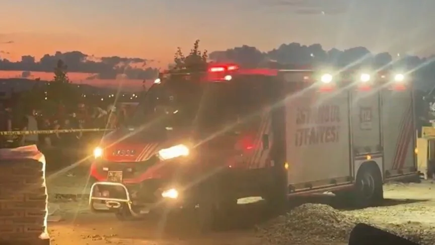 Büyükçekmece'de inşaat alanında toprak kayması: 2 işçi göçük altında kaldı