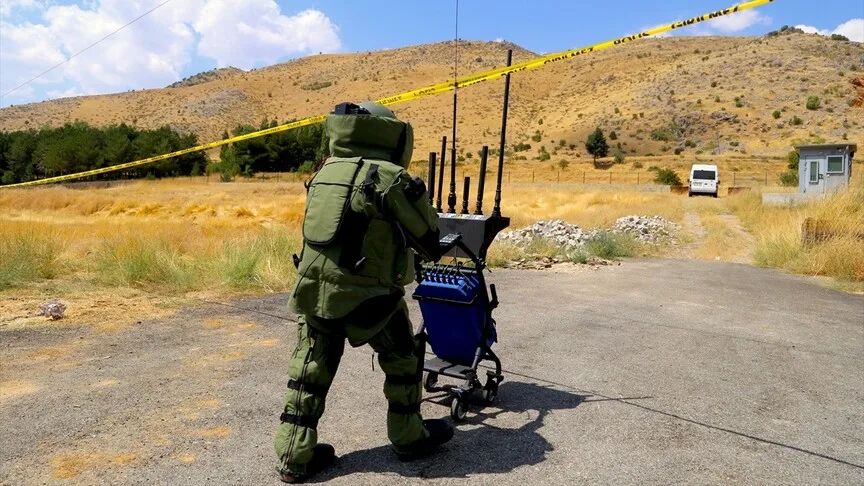 Bitlis'te bomba imha uzmanı polisler şüpheli paket ve patlayıcılara müdahale ediyor