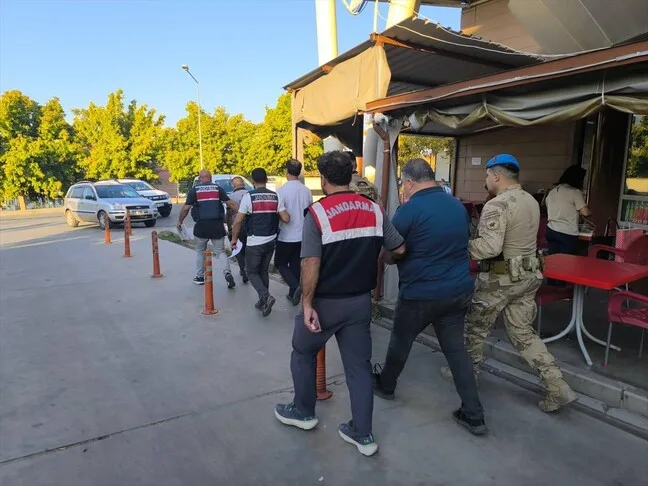 İzmir'de FETÖ operasyonunda 21 şüpheli gözaltına alındı
