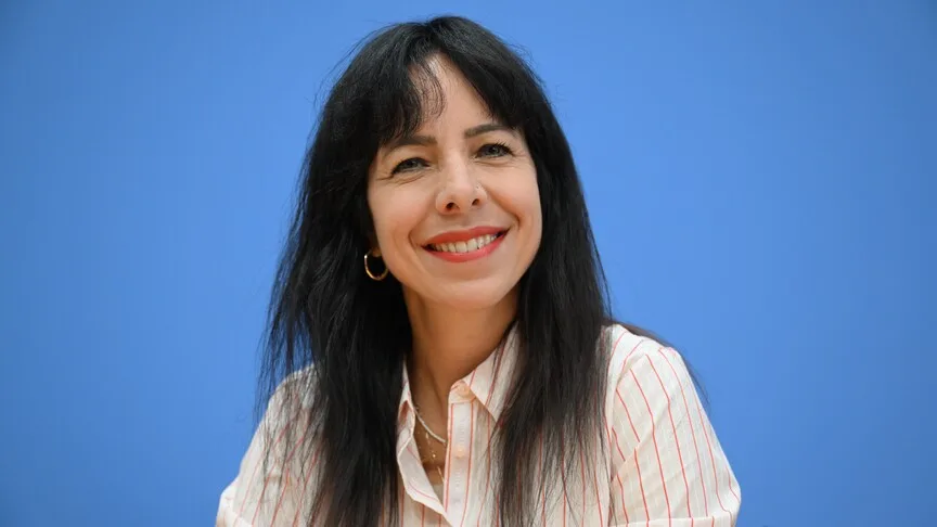 Berlin seçiminin galibi Elif Eralp, Yahudi karşıtı suçlamasını reddetti