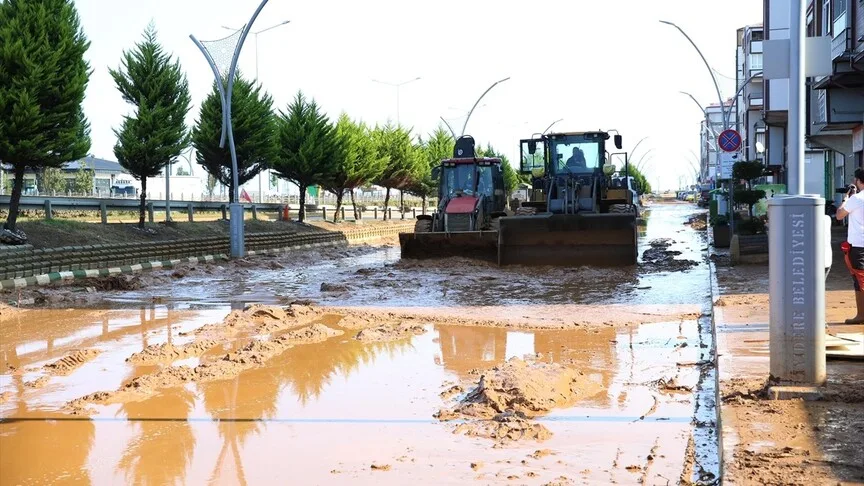 Rize'nin İyidere ilçesinde sağanak sonrası temizlik ve hasar tespiti sürüyor