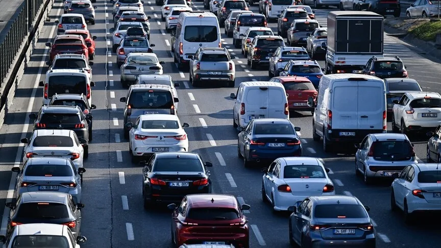 İstanbul'da haftanın ilk iş gününde sabah trafiği yoğunlaştı