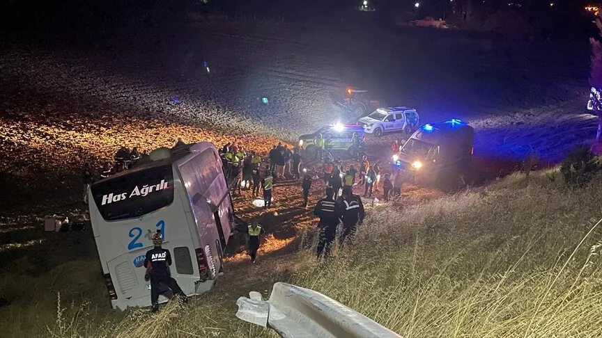 Amasya'da yolcu otobüsü tarlaya girdi: 24 kişi yaralandı