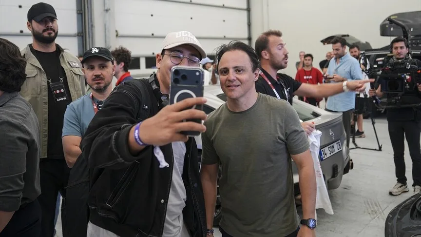 Eski Formula 1 pilotu Felipe Massa, İstanbul Park'ta hayranlarıyla buluştu