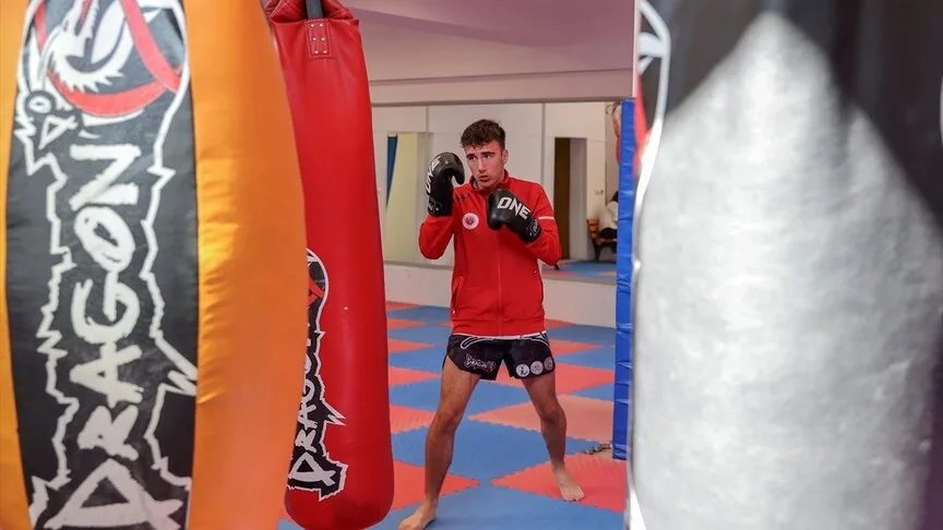 Antrenörsüz dünya ikincisi olan milli muaythai sporcusu Gürkan Yıldız şampiyonluk hedefliyor