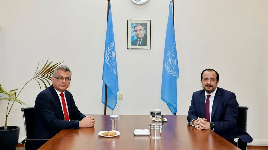 KKTC Cumhurbaşkanı Erhürman ile GKRY lideri Hristodulidis ara bölgede görüşmeye başladı