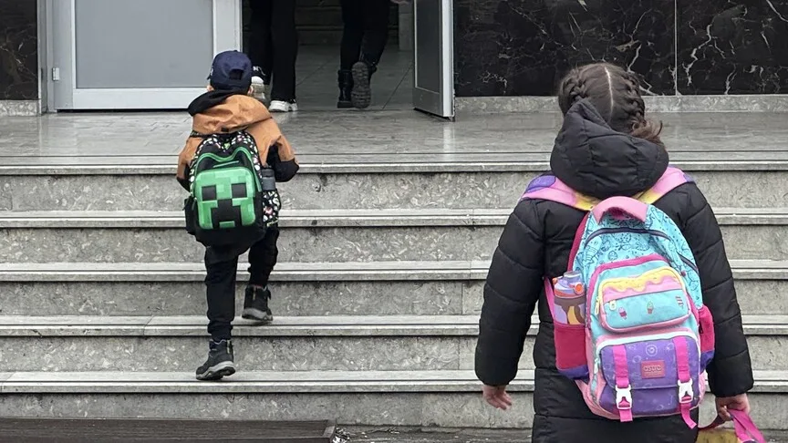 Ağır okul çantaları çocuklarda duruş bozukluğu ve kas ağrılarına yol açabilir