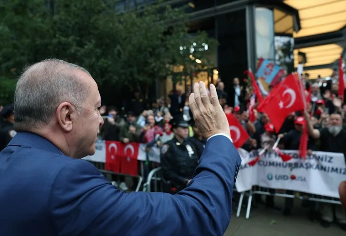 Cumhurbaşkanı Erdoğan, ABD'deki Türkevi'ne girişinde sevgi gösterileriyle karşılandı