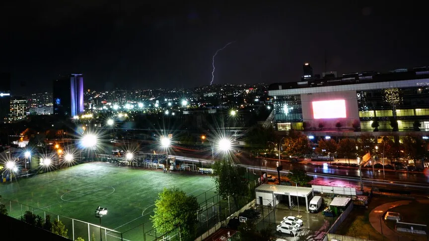 Ankara'da gök gürültülü sağanak trafiği olumsuz etkiledi