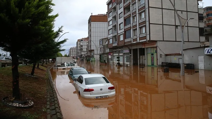 Rize'de sağanak su baskını ve heyelana yol açtı
