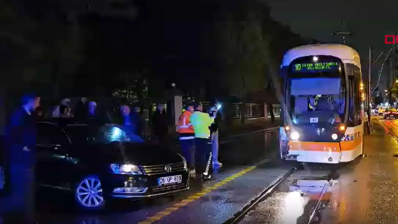 Tramvayla otomobil çarpıştı: 2 kişi yaralandı
