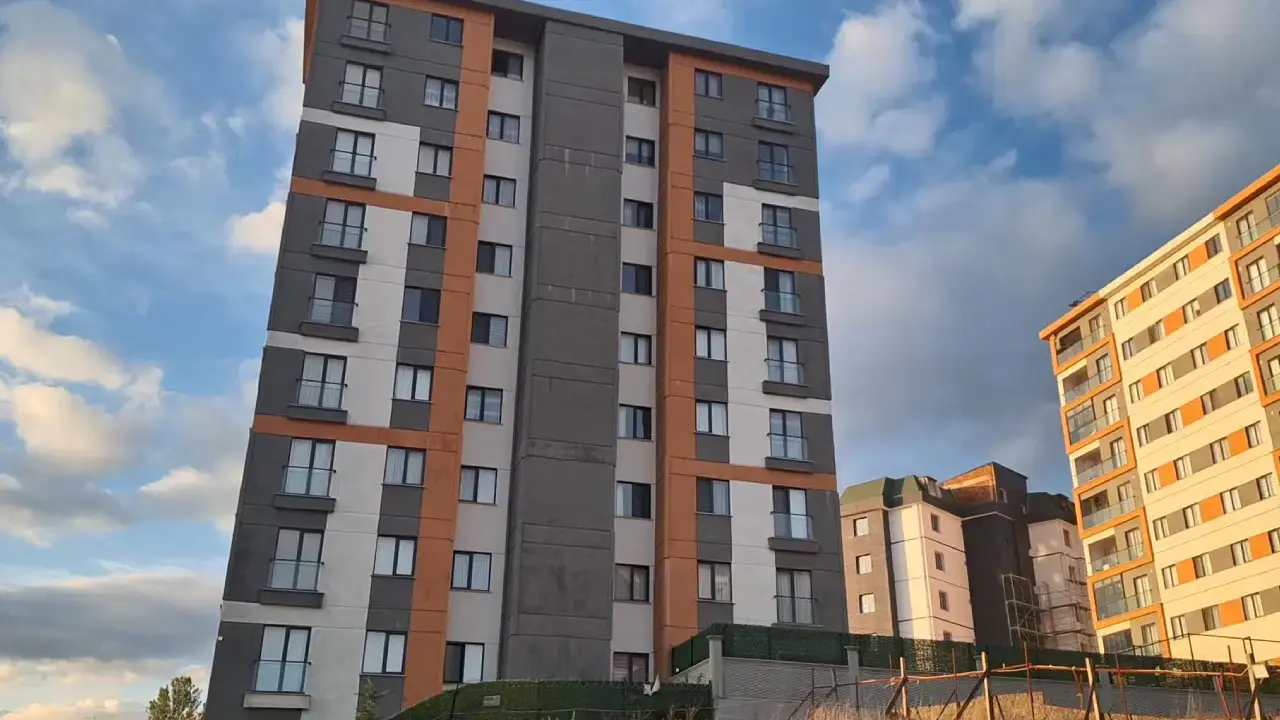 Pendik'te toprak kayması: 9 katlı apartmanın sakinleri tahliye edildi