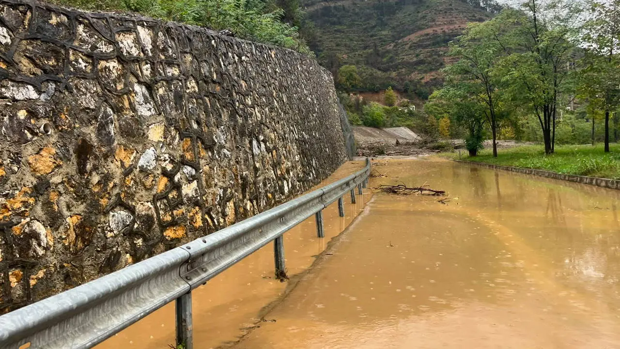 Sakarya'da heyelan: 2 mahalleye ulaşım sağlayan yol kapandı!
