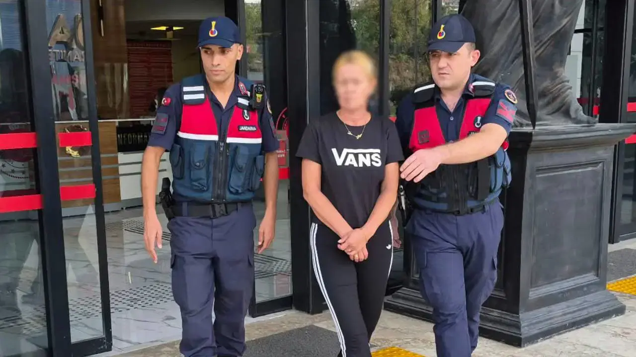 Otelin merdivenlerinden düşen turist öldü: Eşi tutuklandı