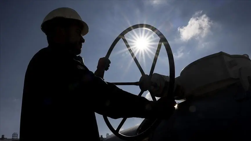 Petrol fiyatları arz artışı beklentisiyle 105,43 dolara gerilerken riskler düşüşü sınırlıyor
