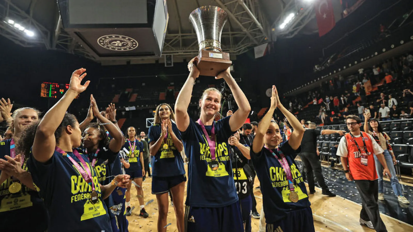 Fenerbahçe kupasını kaldırdı