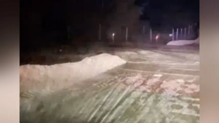 Bursa'da taşan dere nedeniyle yol ulaşıma kapandı