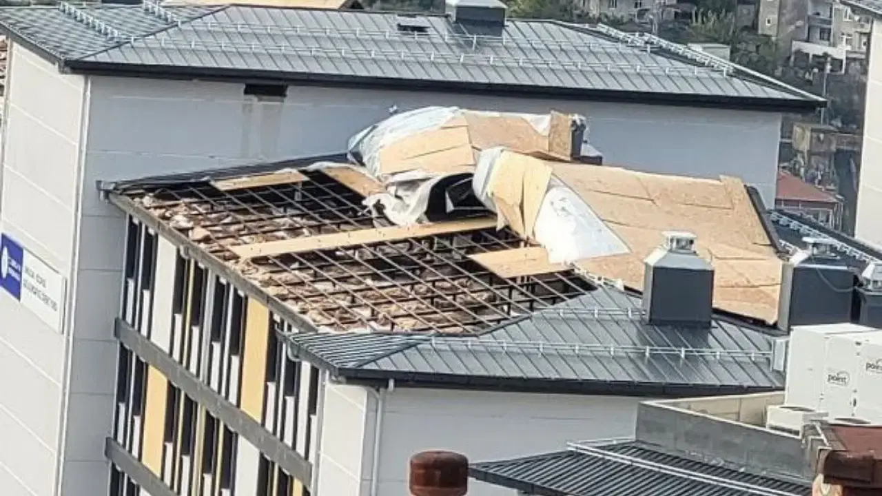 Zonguldak'ta şiddetli fırtına: KYK kız öğrenci yurdunun çatısı uçtu