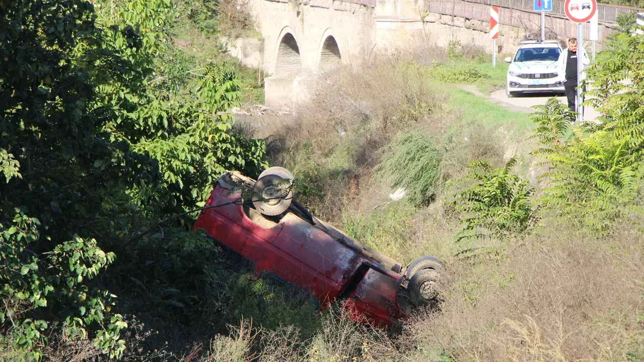 Amasya'da faciadan dönüldü... Minibüs dereye uçtu: 9 yaralı