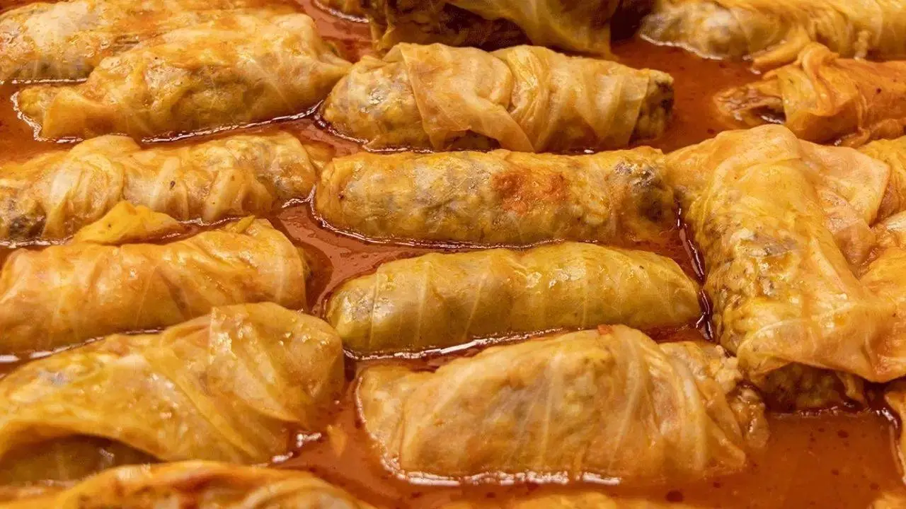 Akşam yemeğine ne pişirsem diyenlere: Etli lahana sarması tarifi