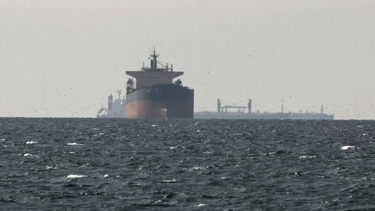 Hürmüz'de bir tanker mayına çarptı