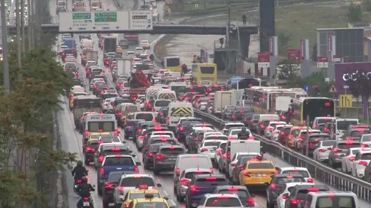 Alarm verilmişti: İstanbul'da beklenen şiddetli sağanak yağış başladı, trafik kilitlendi