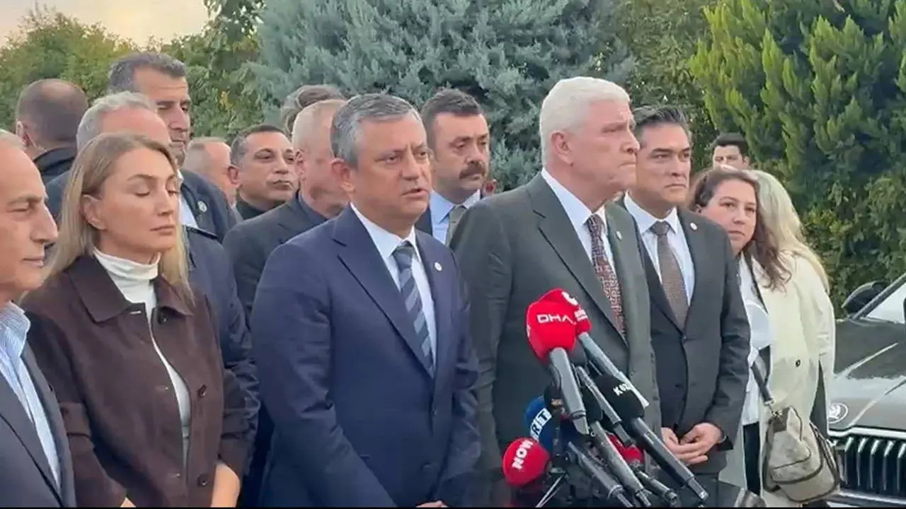 Özgür Özel ve Müsavat Dervişoğlu'ndan duruşma çıkışı ortak açıklama