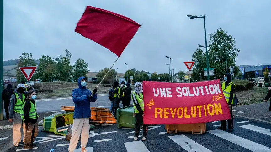 Fransa’da liselilerin ve çiftçilerin destek verdiği sarı yelekliler eylemde