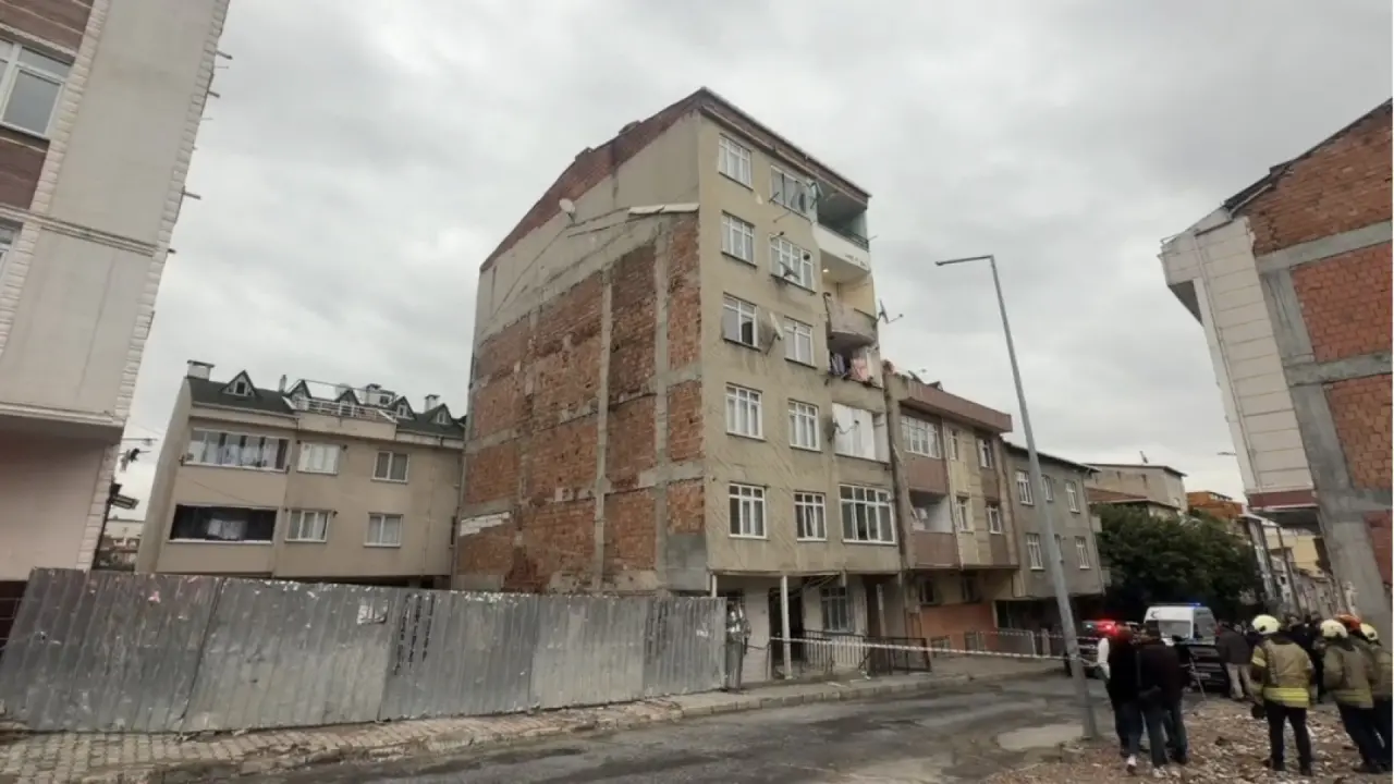 Küçükçekmece'de 7 katlı bina korkuttu