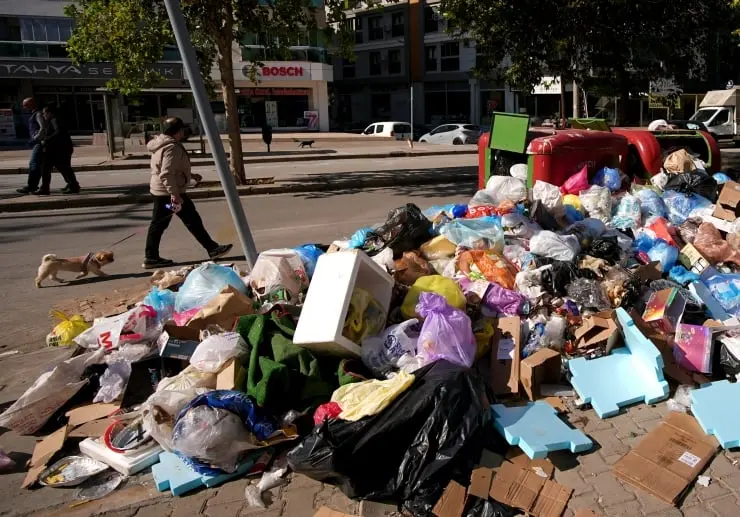 İzmir'de toplanmayan çöpler: 'Her yer kokuyor'