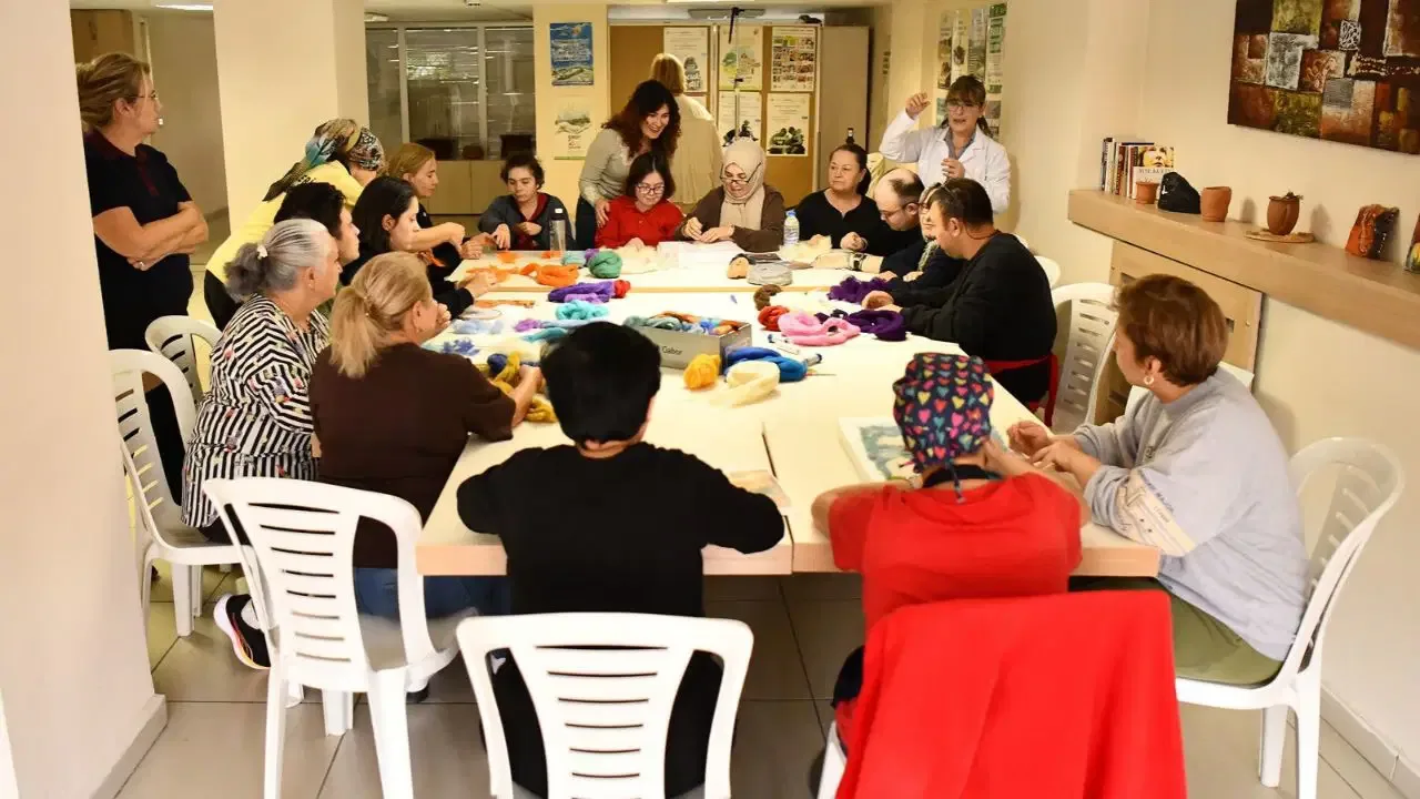 Tepebaşı Gökkuşağı Kafe’de emek ve sevgi panolara işlendi