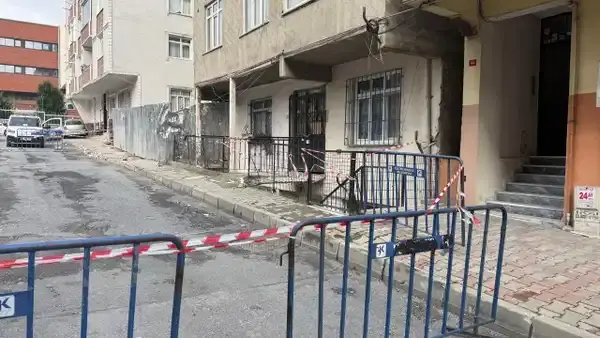 İstanbul Küçükçekmece'de 14 daireli binada çatlak paniği: Apartman tahliye edilip mühürlendi
