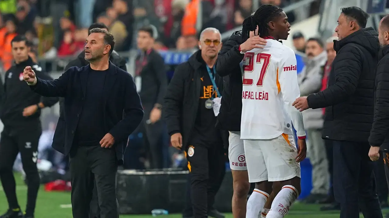 Galatasaray'da ilginç değişiklik: Rafael Leao 15 dakikada oyundan alındı