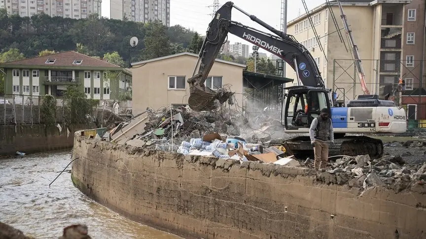 İstanbul'da selden etkilenen Ayazağa'da enkaz kaldırma çalışmaları sürüyor