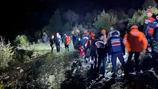 Isparta'da sel felaketi... Yazılı Kanyon'da mahsur kalan 13 kişiden 3'ü kurtarıldı