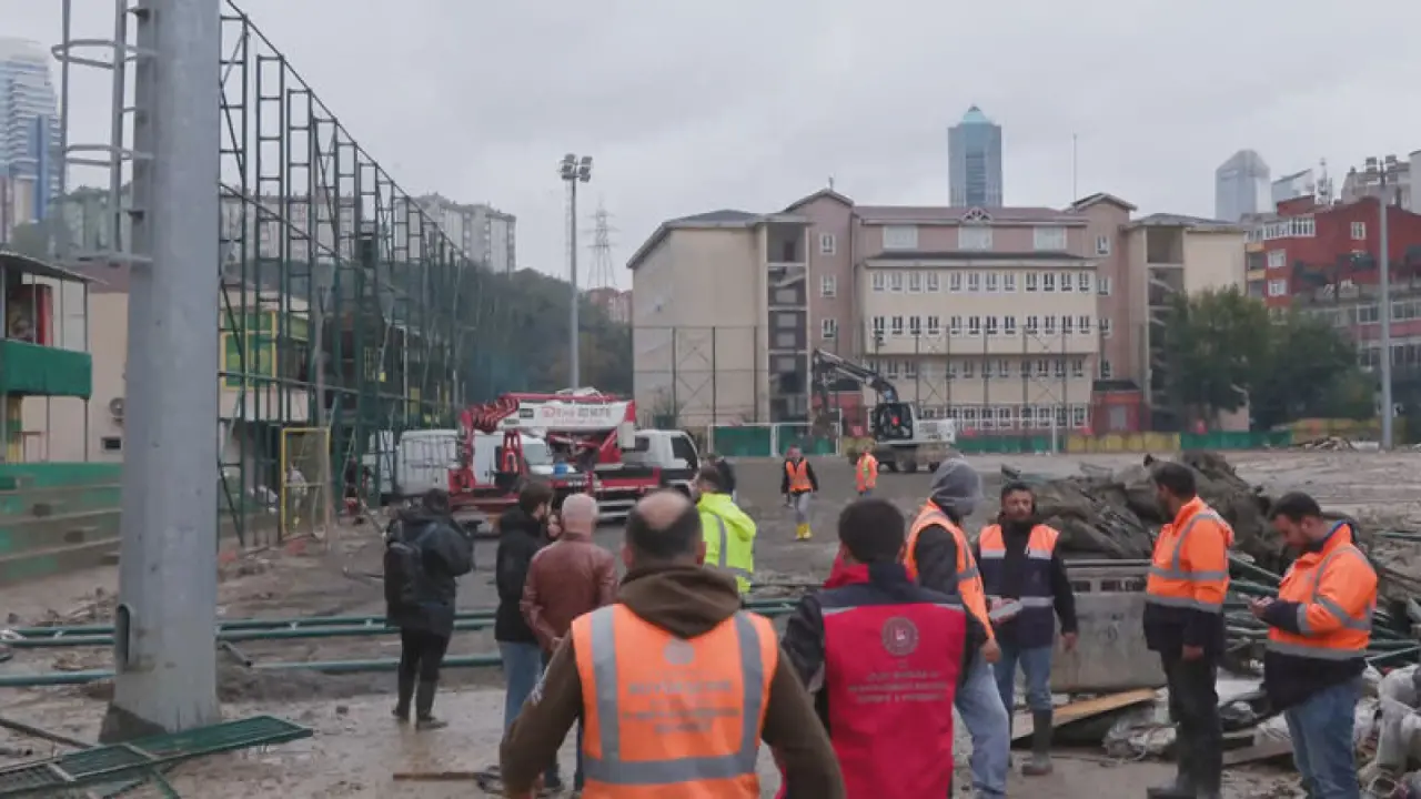 İstanbul'da sağanağın ardından yıkım başladı