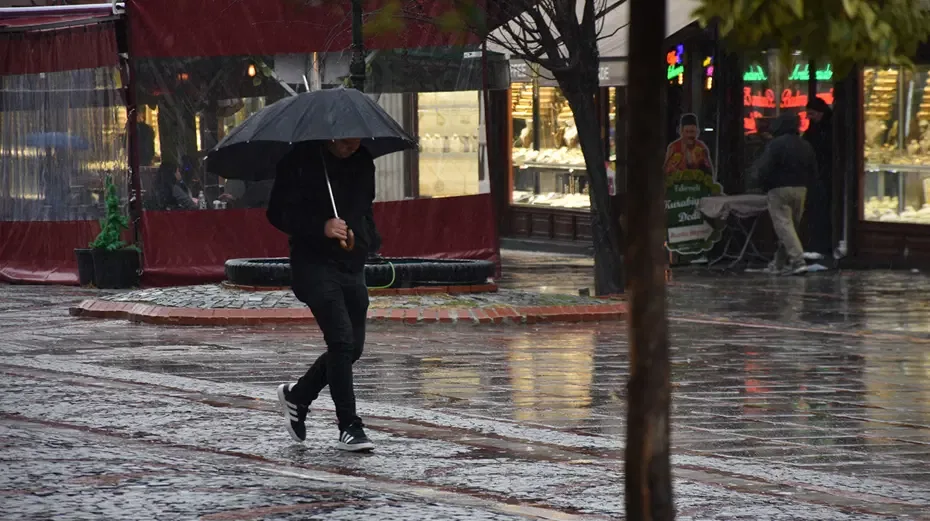 İstanbul'da fırtına etkisini göstermeye başladı