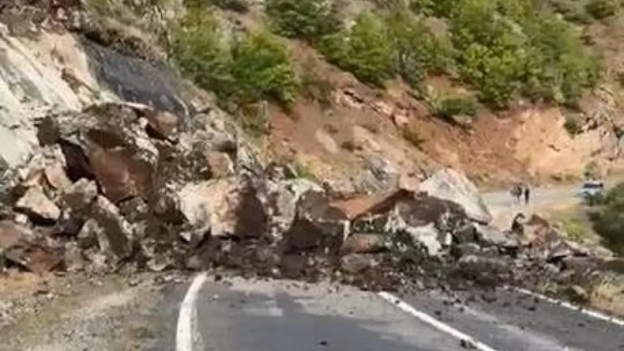 Şavşat'ta kayalar köy yolunu kapattı