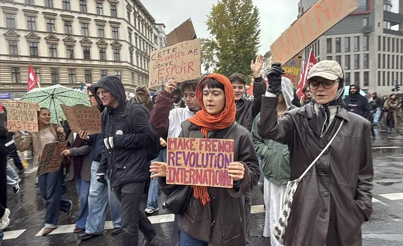 Berlin'deki öğrencilerden Fransa'da eylem yapan öğrencilere destek yürüyüşü