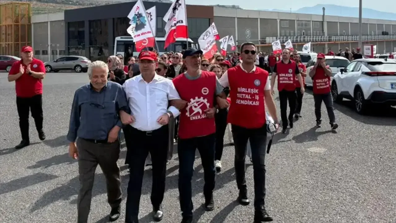 Smart Güneş’te 74 işçi işten çıkarıldı: Fabrika önünde direniş yeniden başladı