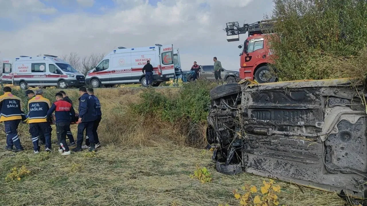 Adıyaman'da taksi şarampole devrildi: 5 yaralı