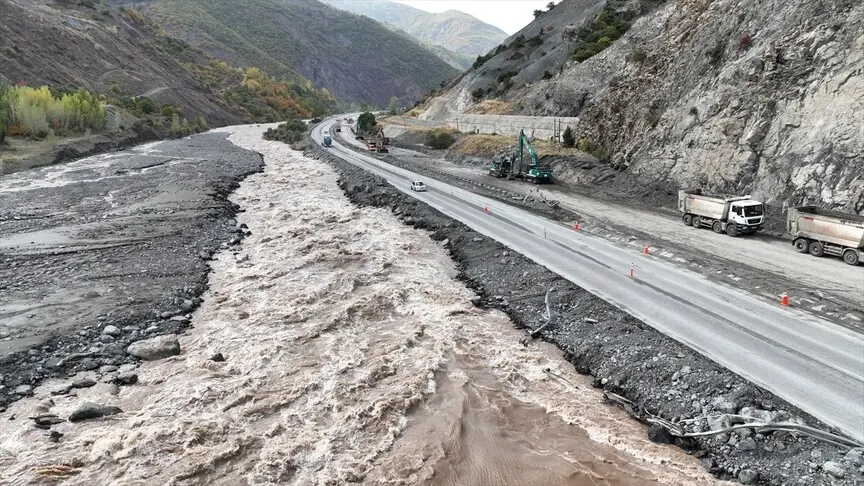 Erzincan-Erzurum kara yolundaki heyelan ve ekiplerin çalışması dronla görüntülendi